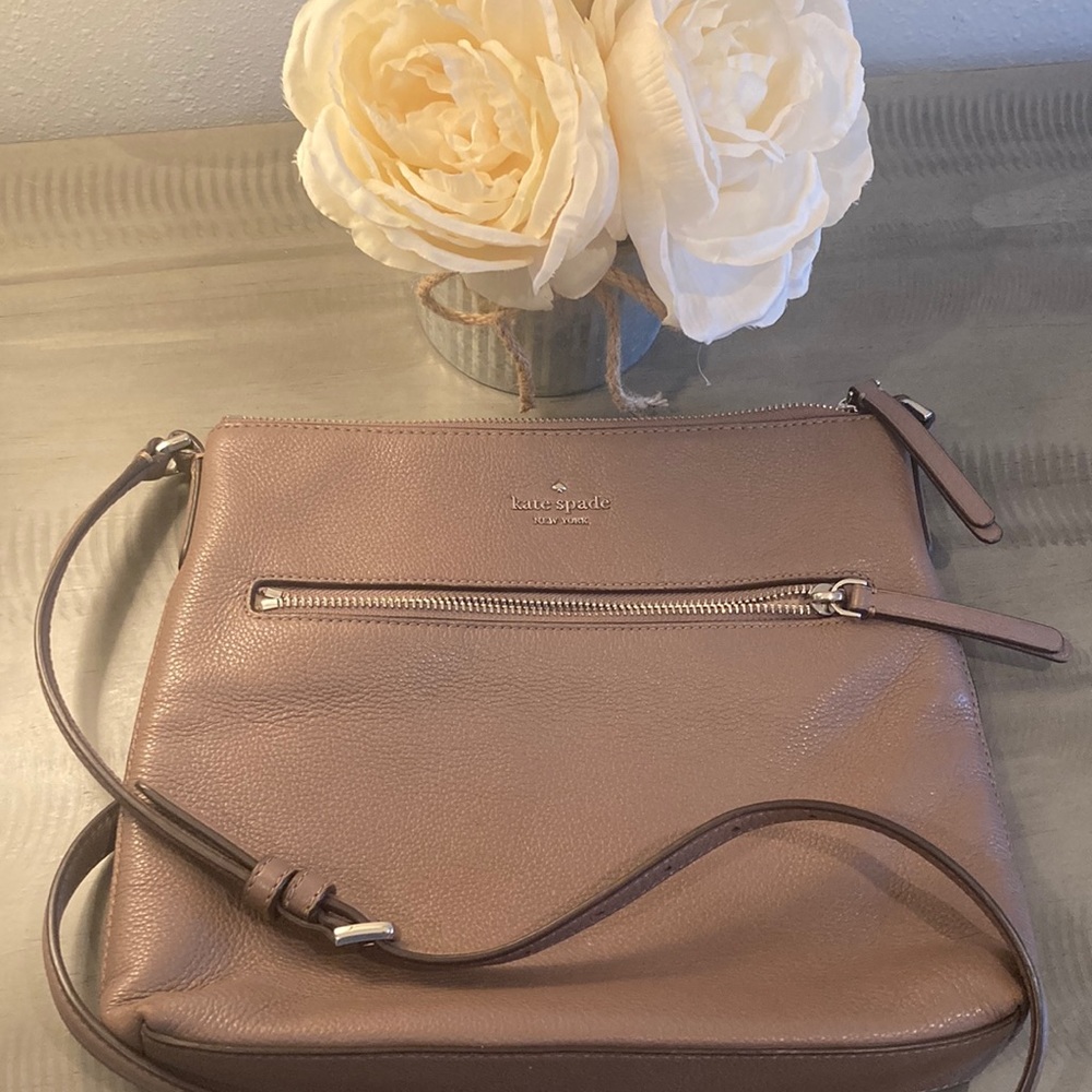 ♠️ Kate Spade New York Jackson Top Zip Crossbody Bag in Taupe